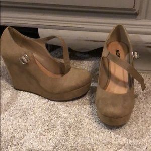 Nude wedges